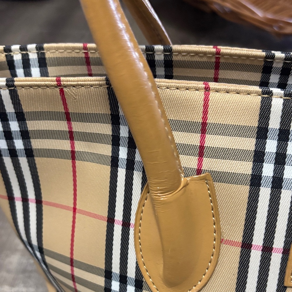 🔥Sold 🔥Burberry Beige and Black Checkered Tote - Picture 4 of 16